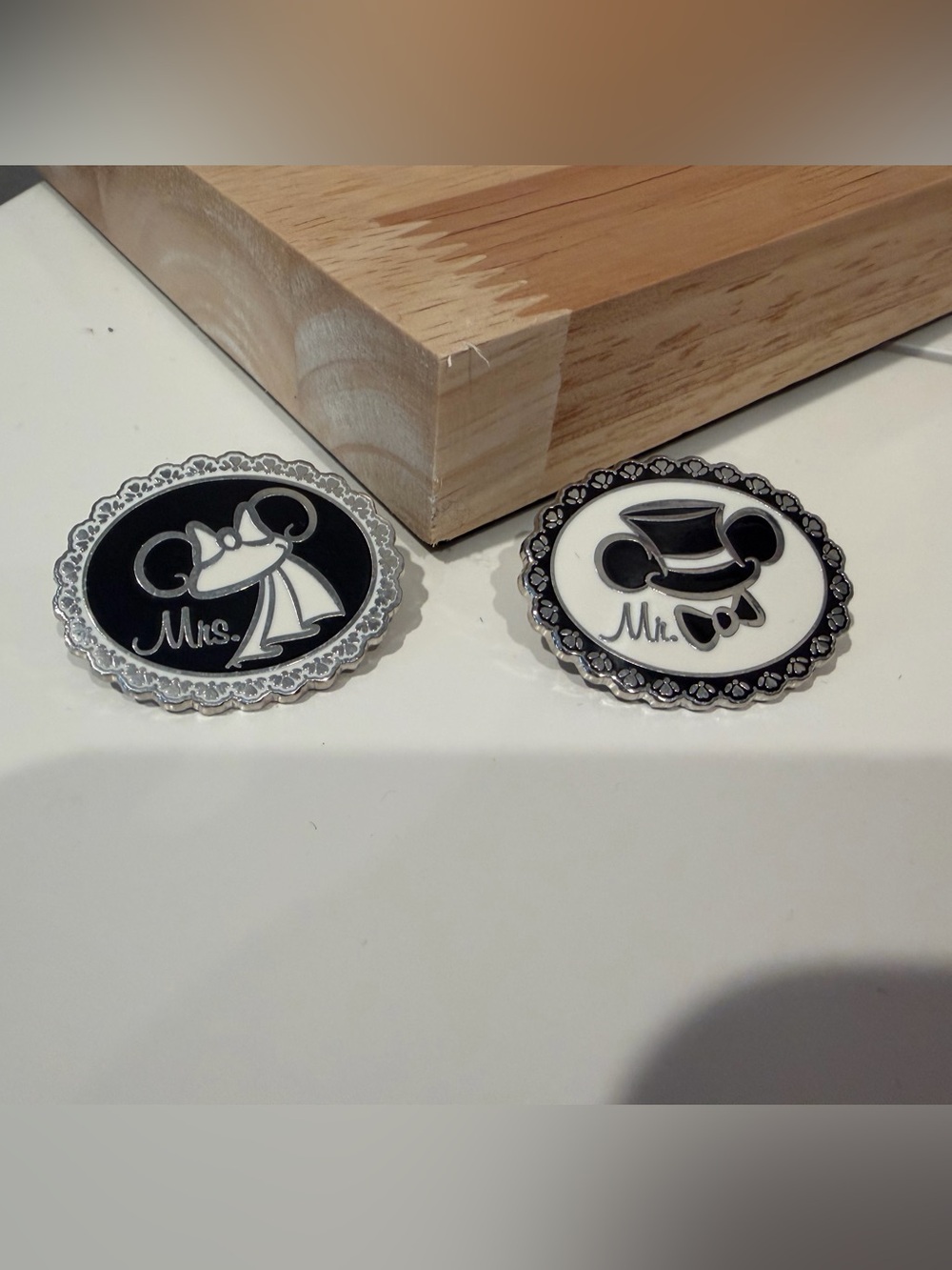 Disney Mickey & Minnie Mouse Mr. & Mrs. pin set!